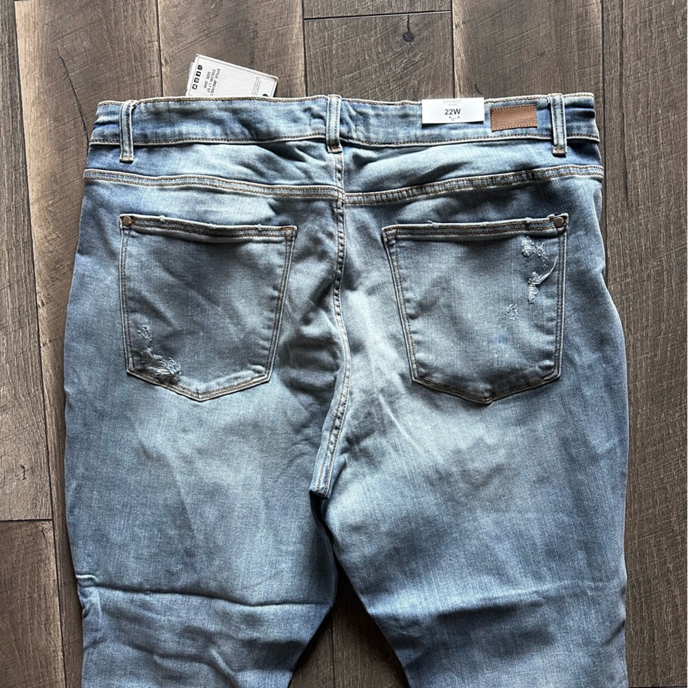 Judy Blue Plus Size Mid Rise Monroe Distressed Boyfriend Mom Jeans - Picture 8 of 8